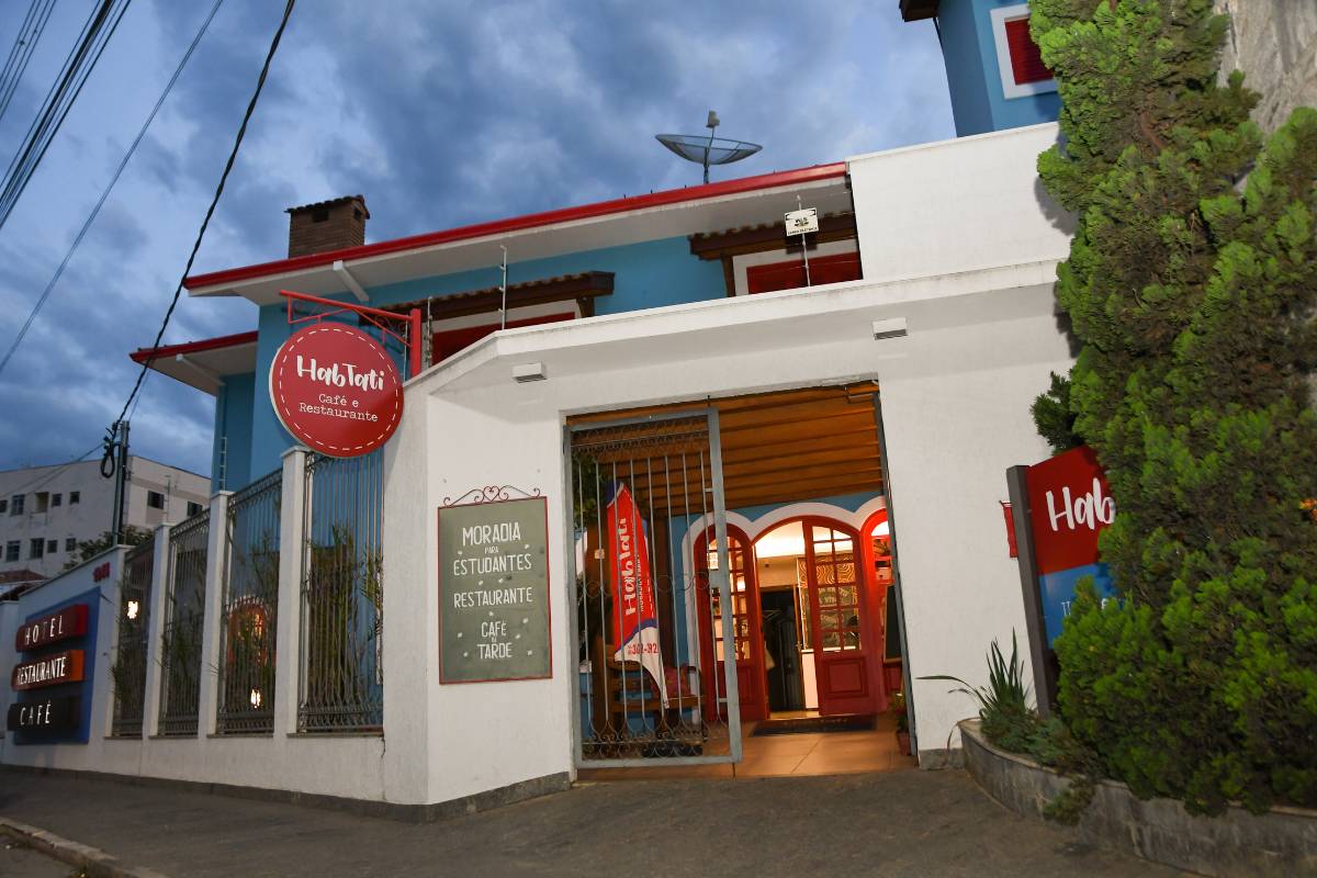 Fachada principal do Habtati