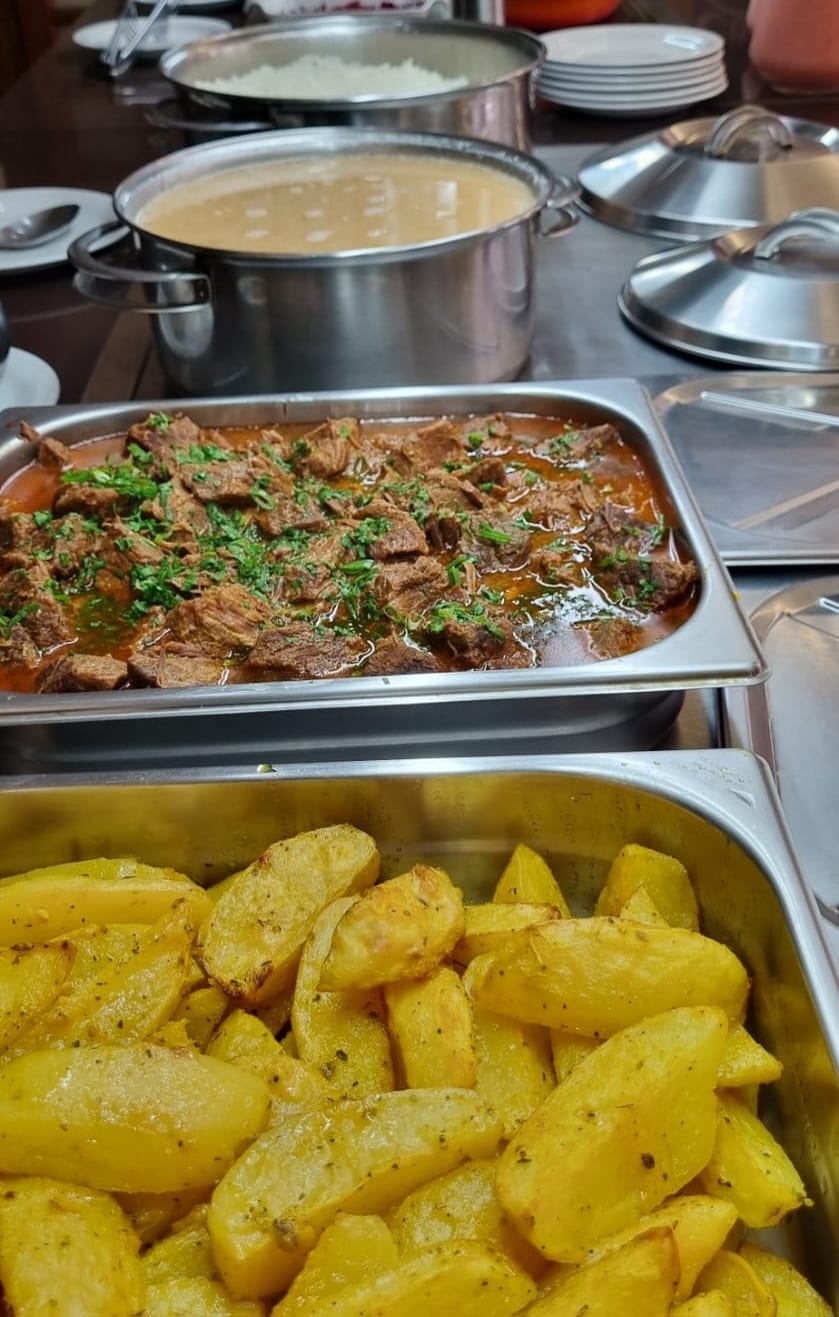 Carne ensopada e batatas no buffet do almoço