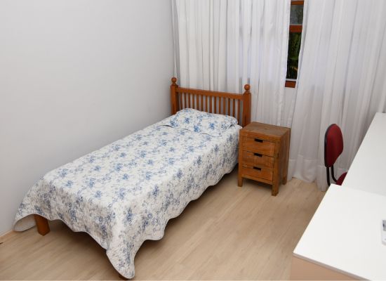 Quarto com cama de solteiro